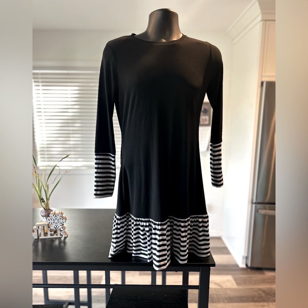 Stylish and flattering Michael Kors dress with long sleeves size small